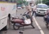 बेकाबू बस ने स्कूटी सवार को कुचला