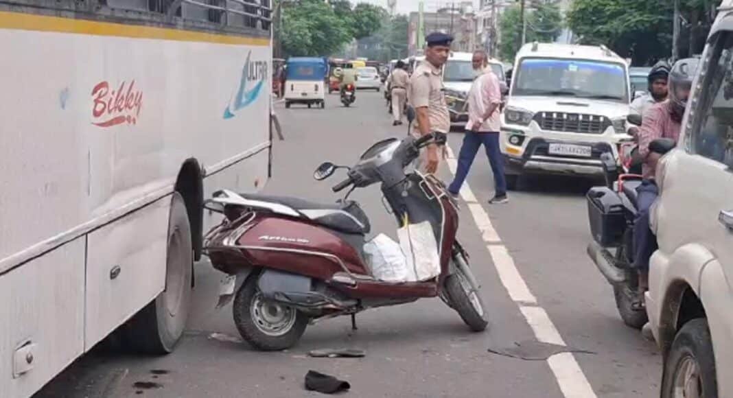 बेकाबू बस ने स्कूटी सवार को कुचला