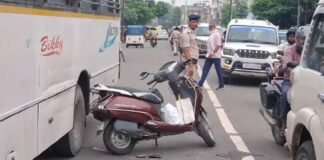 Bihar: भागलपुर में दर्दनाक हादसा; बेकाबू बस ने स्कूटी सवार को कुचला, मौके पर मौत बेकाबू बस ने स्कूटी सवार को कुचला