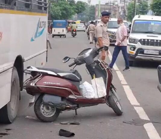 बेकाबू बस ने स्कूटी सवार को कुचला