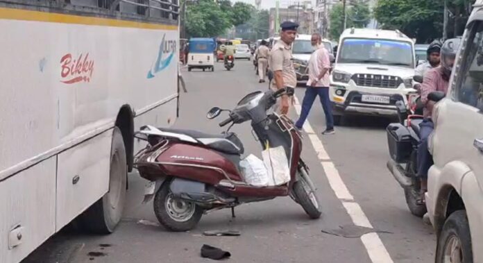 बेकाबू बस ने स्कूटी सवार को कुचला
