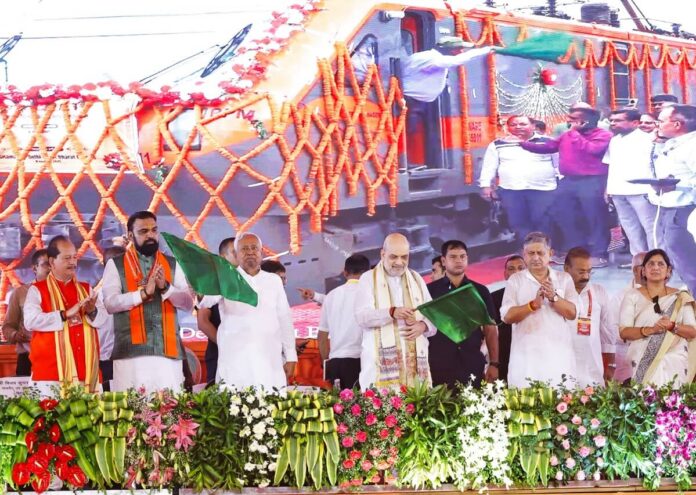 अमृत भारत एक्सप्रेस को हरी झंडी