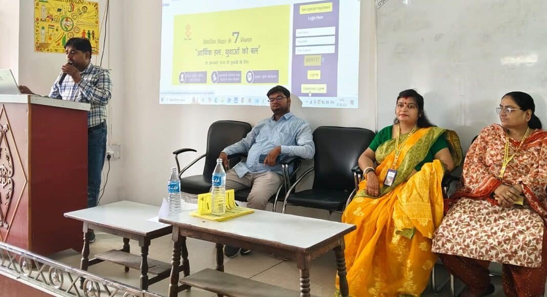 सरकारी योजनाओं की जानकारी दी