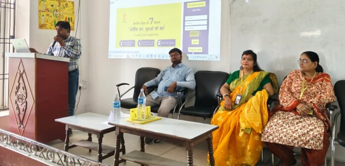 सरकारी योजनाओं की जानकारी दी