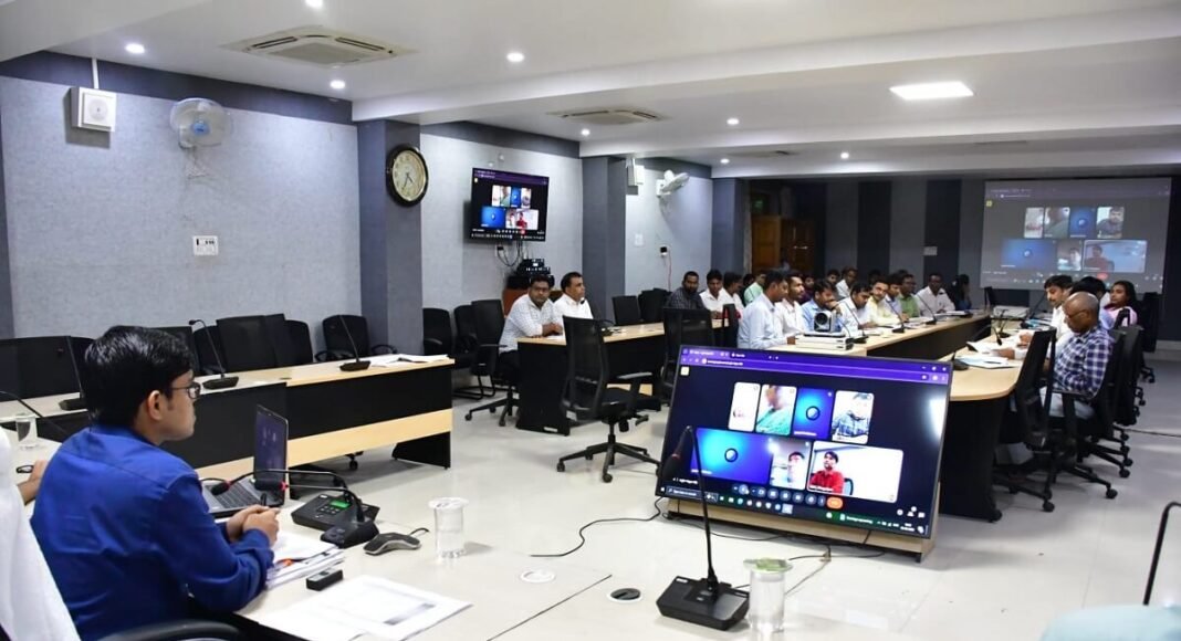 सरकारी योजनाओं की समीक्षा करते डीडीसी