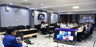 DDC ने योजनाओं की समीक्षा में दिखाई सख्ती, लापरवाह अधिकारियों पर गिरी गाज सरकारी योजनाओं की समीक्षा करते डीडीसी