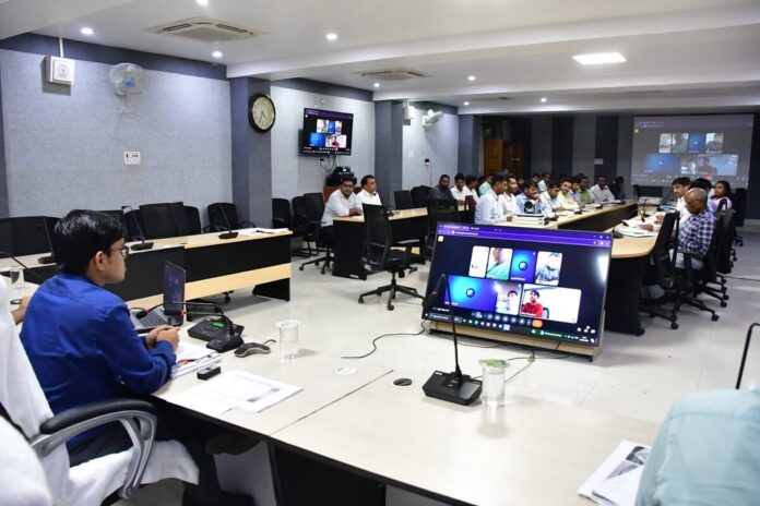 सरकारी योजनाओं की समीक्षा करते डीडीसी