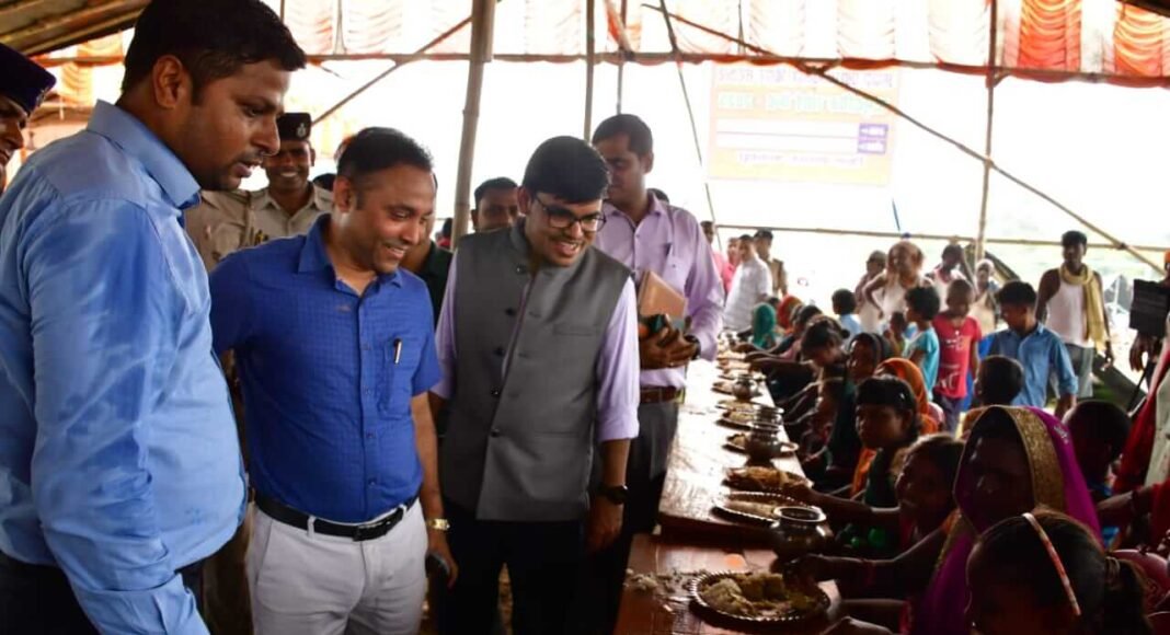 डीएम ने बाढ़ राहत शिविर का किया निरीक्षण
