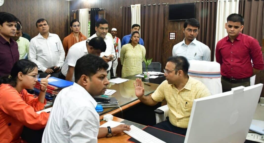 DM ने सदर SDO कार्यालय में SIR कार्यों का लिया जायजा