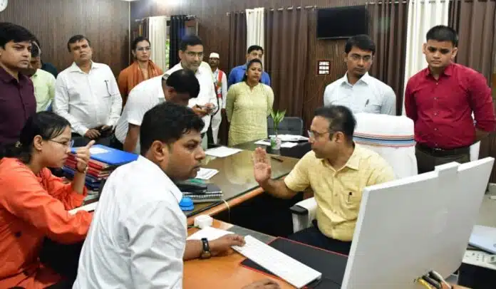 DM ने सदर SDO कार्यालय में SIR कार्यों का लिया जायजा DM ने सदर SDO कार्यालय में SIR कार्यों का लिया जायजा