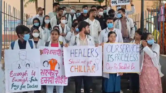 Intern Doctors इंटर्न डॉक्टरों का 'ब्लैक रिबन डे' प्रदर्शन