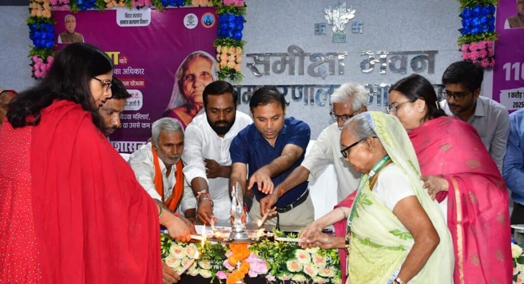 पेंशन हस्तानांतरण कार्यक्रम का उद्घाटन करते डीएम