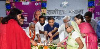 पेंशन हस्तानांतरण कार्यक्रम का उद्घाटन करते डीएम