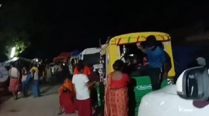 खाना मिलने में देरी पर बाढ़ पीड़ितों ने किया जाम