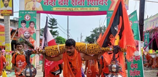 सावन की अंतिम सोमवारी पर उमड़े भक्त