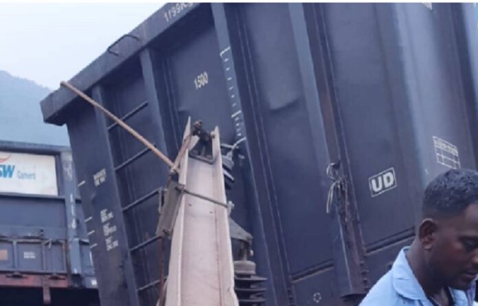 झारखंड में दो मालगाड़ियों की टक्कर