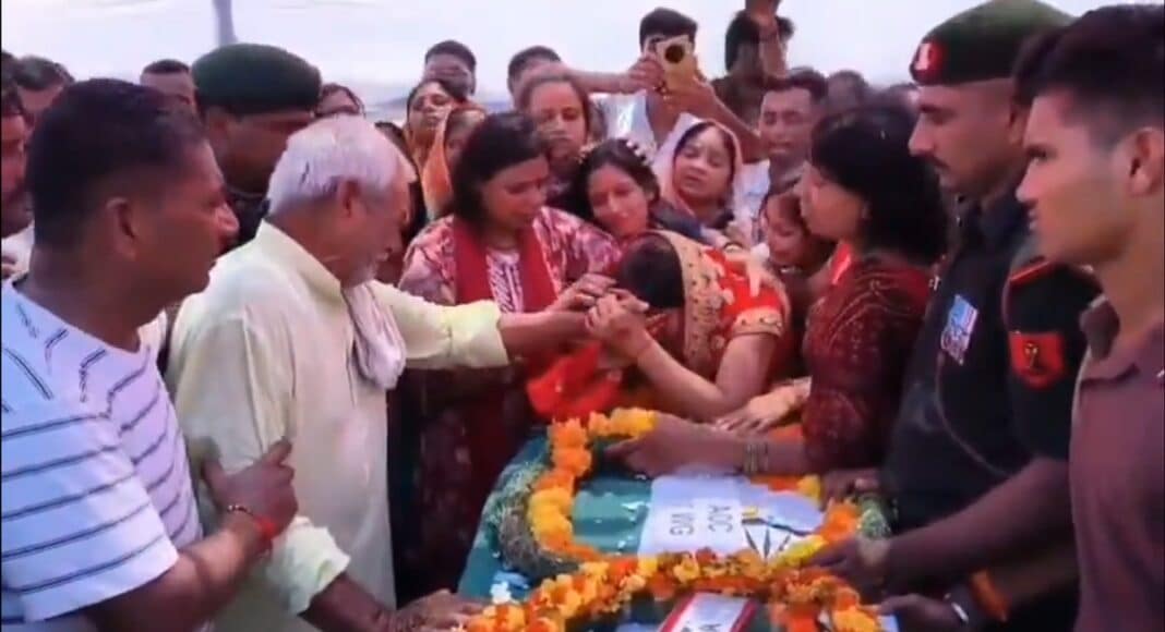 ताबूत से लिपटकर पत्नी रोई.
