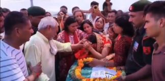 ताबूत से लिपटकर पत्नी रोई.