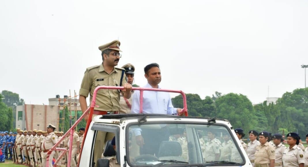 DM और SSP ने किया परेड का निरीक्षण