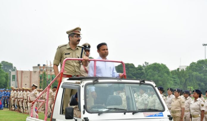 DM और SSP ने किया परेड का निरीक्षण