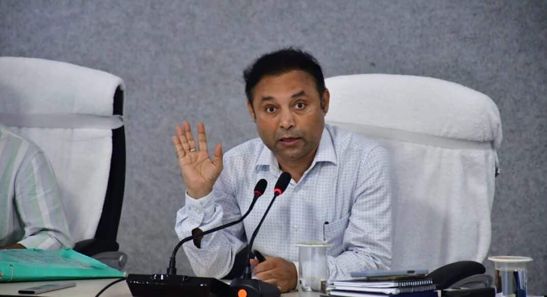 बाढ़ राहत पर बैठक करते भागलपुर डीएम