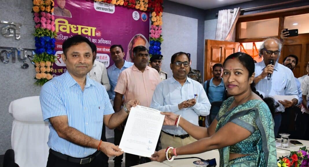 नियुक्ति पत्र प्राप्त करते अभ्यर्थी