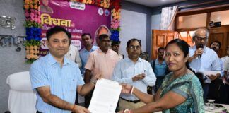 नियुक्ति पत्र प्राप्त करते अभ्यर्थी