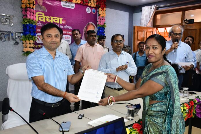 नियुक्ति पत्र प्राप्त करते अभ्यर्थी