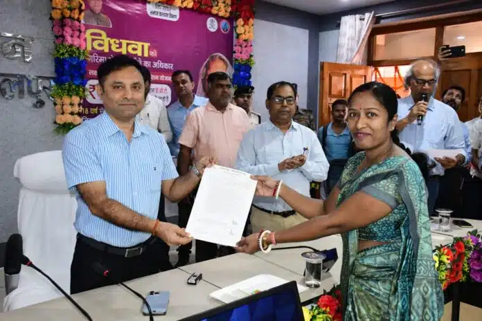 Bhagalpur Dm नियुक्ति पत्र प्राप्त करते अभ्यर्थी