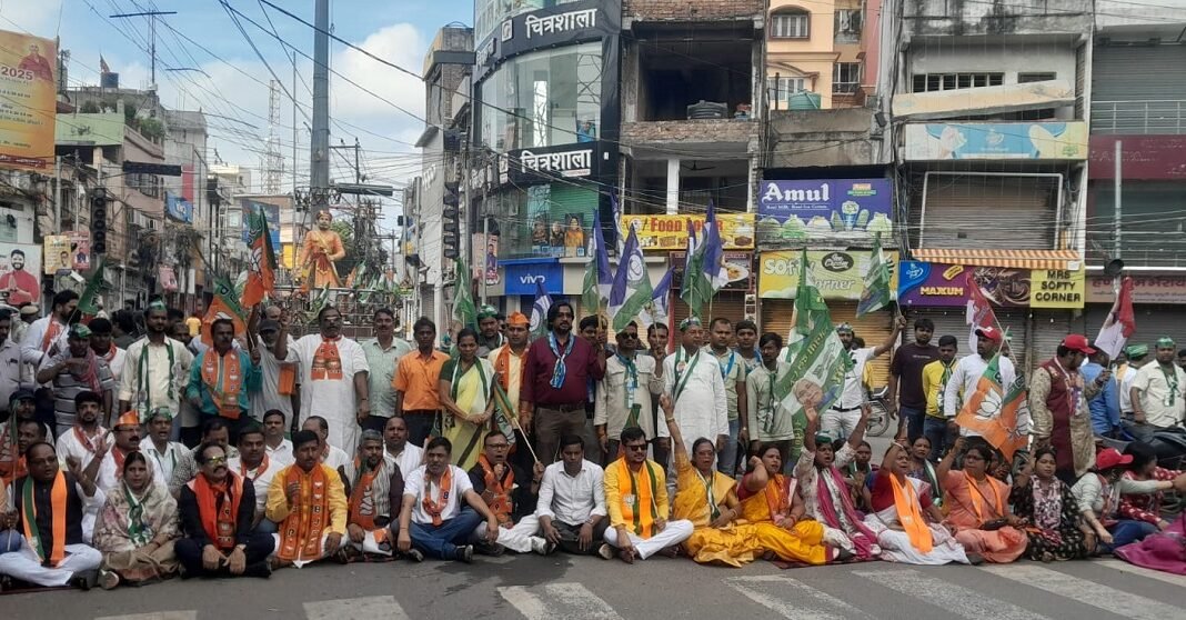 बिहार के कई जिलों में बवाल और नारेबाजी