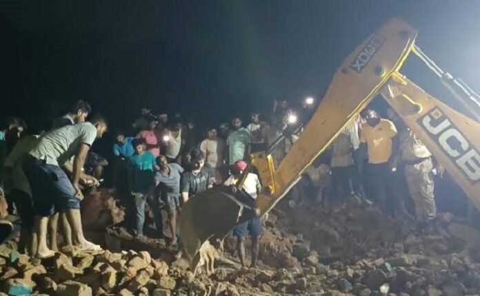 धनबाद के लोदना में जर्जर आवास ढहा