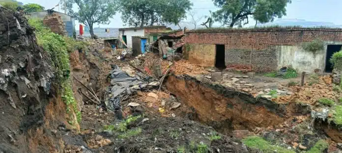 भू-धंसान से घर ध्वस्त भू-धंसान से घर ध्वस्त