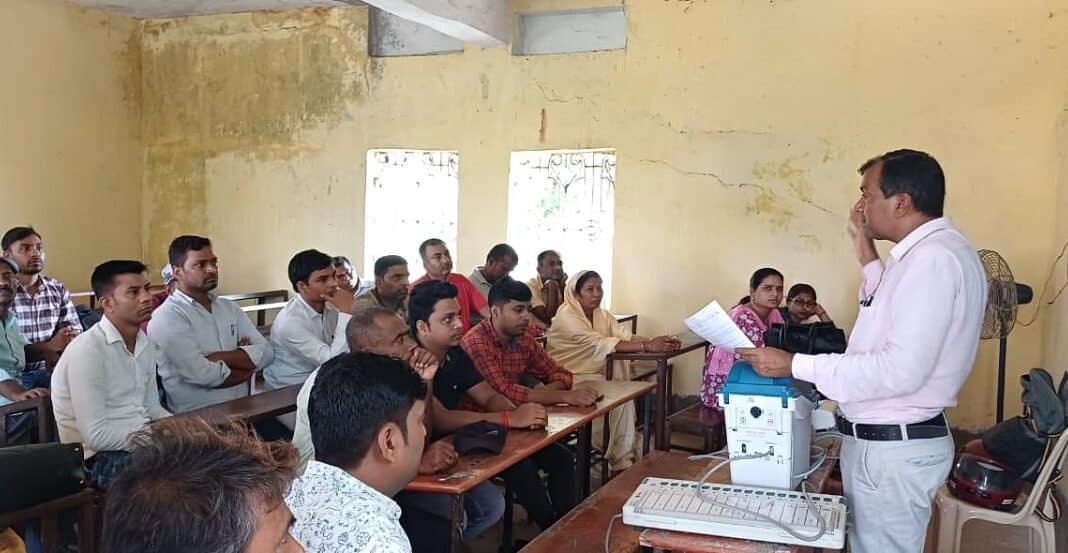 चुनावी कर्मियों को दिया गया प्रशिक्षण