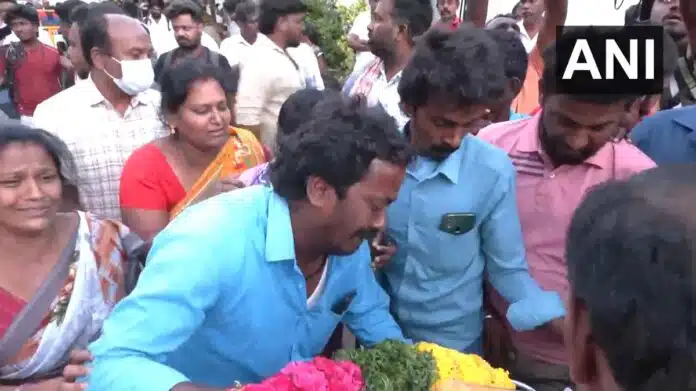 Karur Stampede Video-1 शव देखकर परिजन फूट-फूटकर रो पड़े