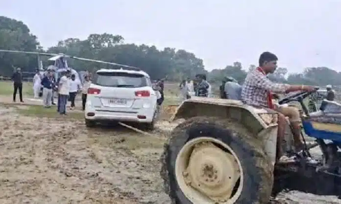 Khagaria Tejashwi Yadav तेजस्वी यादव की गाड़ी कीचड़ में फंसी
