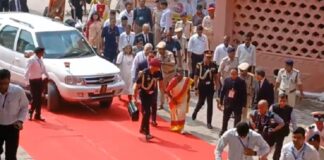 President Draupadi Murmu : राष्ट्रपति द्रौपदी मुर्मू ने विष्णुपद मंदिर में किया पिंडदान, सुरक्षा कड़ी रही राष्ट्रपति द्रौपदी मुर्मू ने विष्णुपद मंदिर में किया पिंडदान