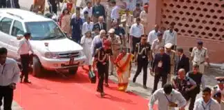 President Draupadi Murmu : राष्ट्रपति द्रौपदी मुर्मू ने विष्णुपद मंदिर में किया पिंडदान, सुरक्षा कड़ी रही राष्ट्रपति द्रौपदी मुर्मू ने विष्णुपद मंदिर में किया पिंडदान