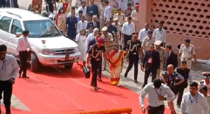 President Draupadi Murmu राष्ट्रपति द्रौपदी मुर्मू ने विष्णुपद मंदिर में किया पिंडदान