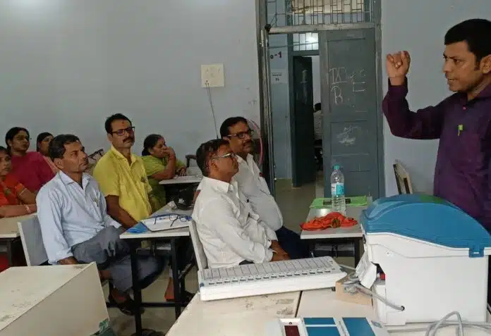 Training for election duty कर्मियों को मिला प्रशिक्षण