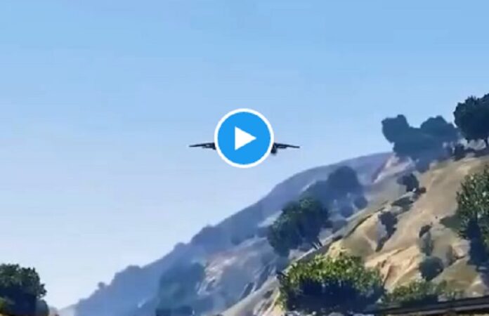 सड़क पर क्रैश होते विमान का डरावना वीडियो