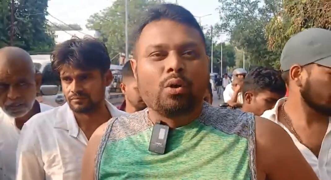 गंजी-हाफ पैंट में नामांकन!