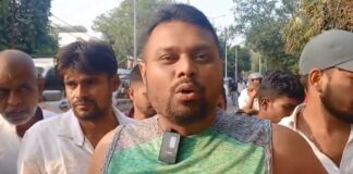 गंजी-हाफ पैंट में नामांकन!