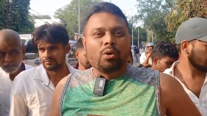 गंजी-हाफ पैंट में नामांकन!