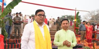 कमिश्नर और डीएम ने दिया उदीयमान सूर्य को अर्घ्य