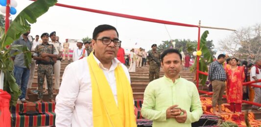 कमिश्नर और डीएम ने दिया उदीयमान सूर्य को अर्घ्य