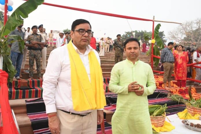 कमिश्नर और डीएम ने दिया उदीयमान सूर्य को अर्घ्य