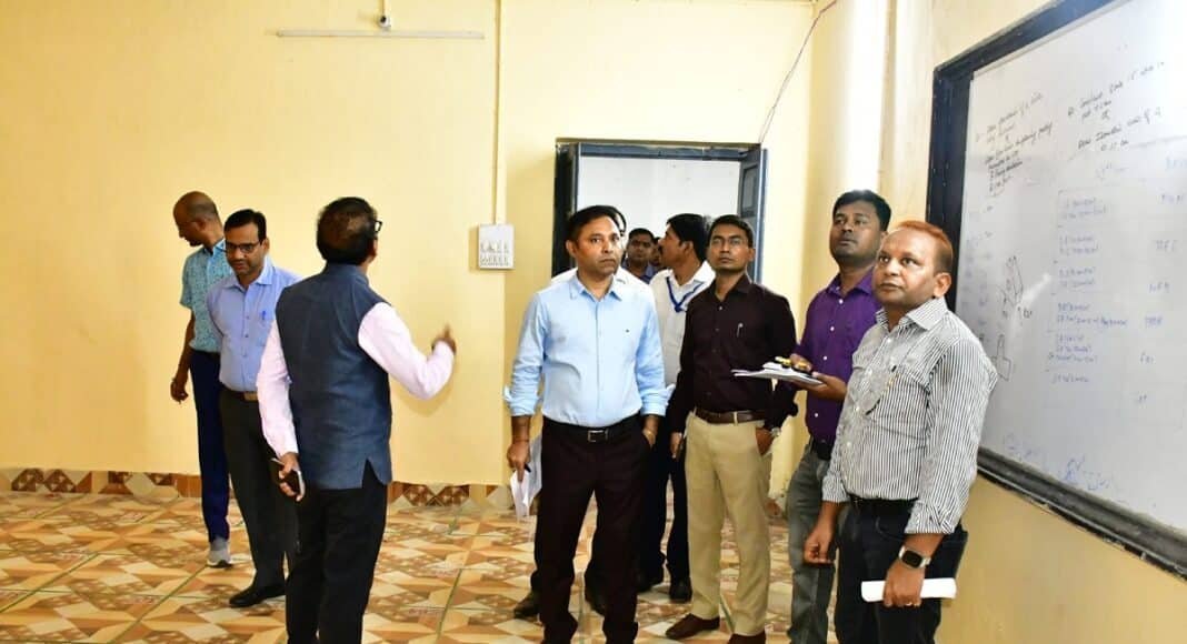 डीएम ने वज्रगृह में ईवीएम की सुरक्षा का किया निरीक्षण