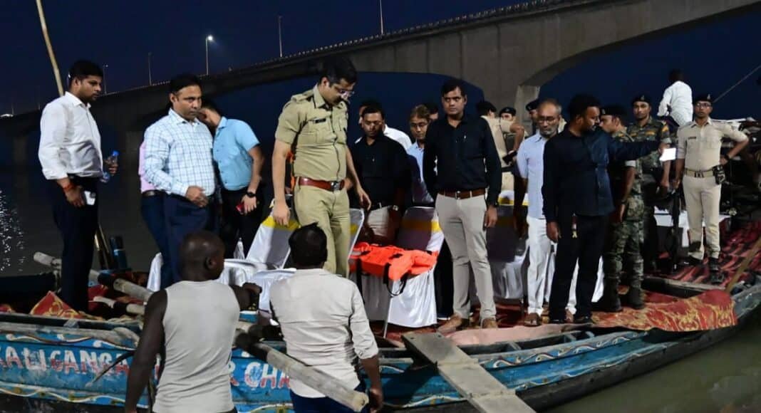 डीएम और एसएसपी ने किया छठ घाटों का नाव से निरीक्षण