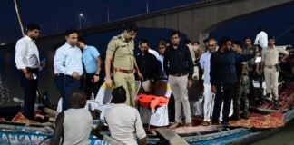 डीएम और एसएसपी ने किया छठ घाटों का नाव से निरीक्षण