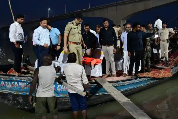 Bhagalpur DM Chhath Ghat inspection डीएम और एसएसपी ने किया छठ घाटों का नाव से निरीक्षण